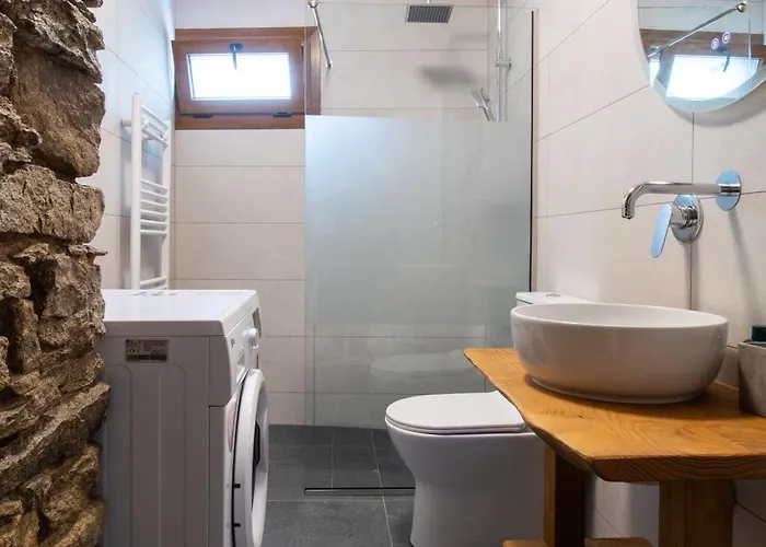 2 Bedroom Art House In *