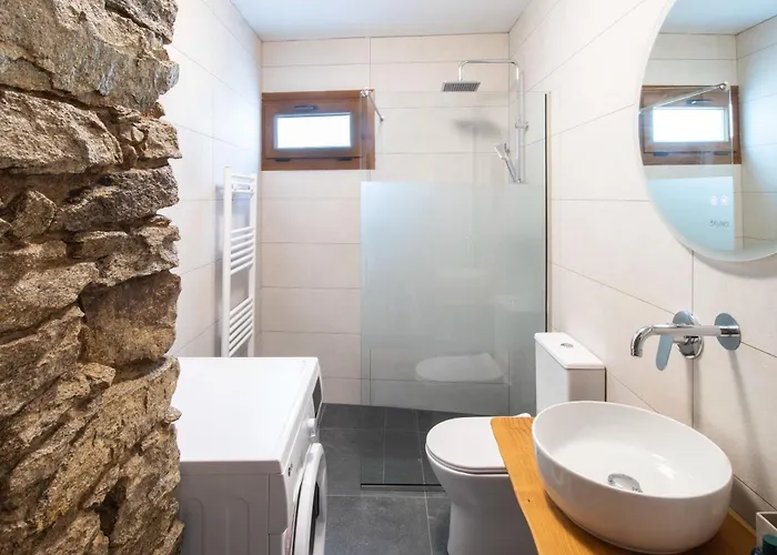 2 Bedroom Art House In