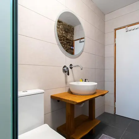 Semesterbostad 2 Bedroom Art House In