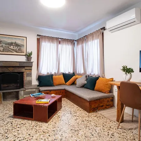 Semesterbostad 2 Bedroom Art House In