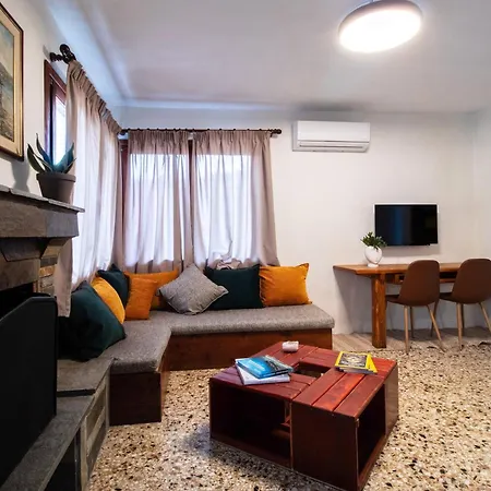 2 Bedroom Art House In