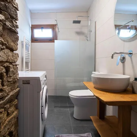 2 Bedroom Art House In *