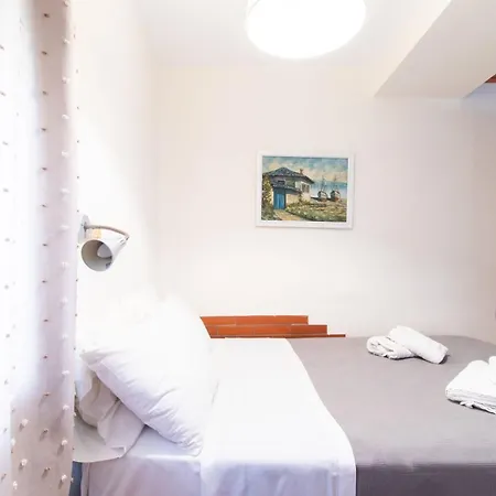Semesterbostad 2 Bedroom Art House In