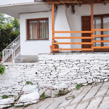 2 Bedroom Art House In בית נופש *