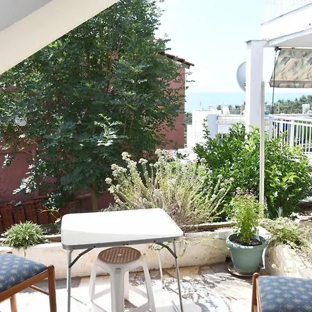 2 Bedroom Art House In *